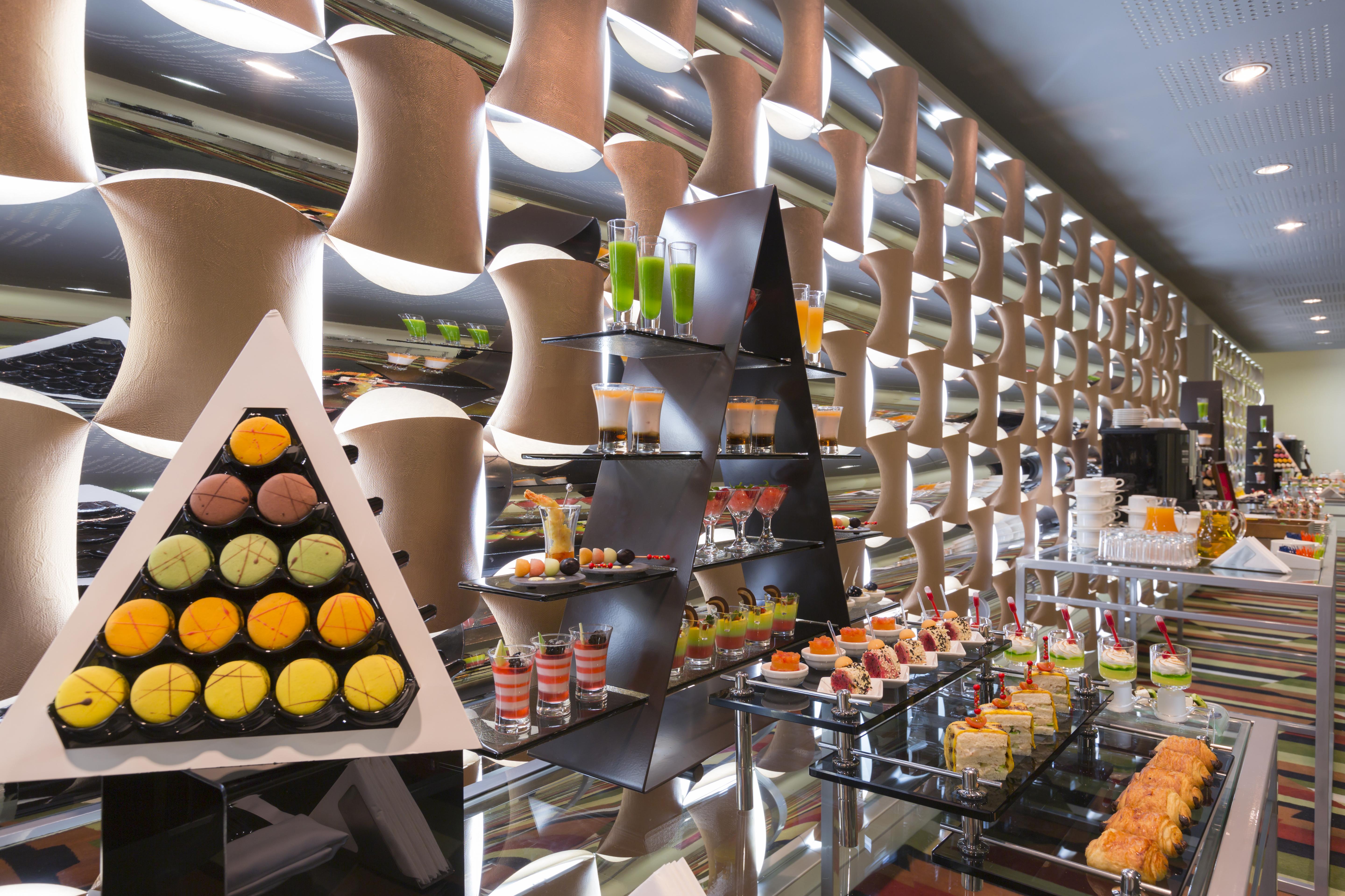 Novotel Abu Dhabi Al Bustan Exterior foto The hotel's breakfast buffet