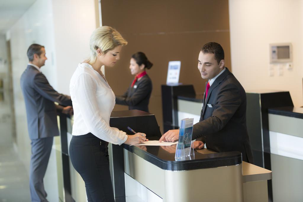 Novotel Abu Dhabi Al Bustan Exterior foto Receptionist at a hotel