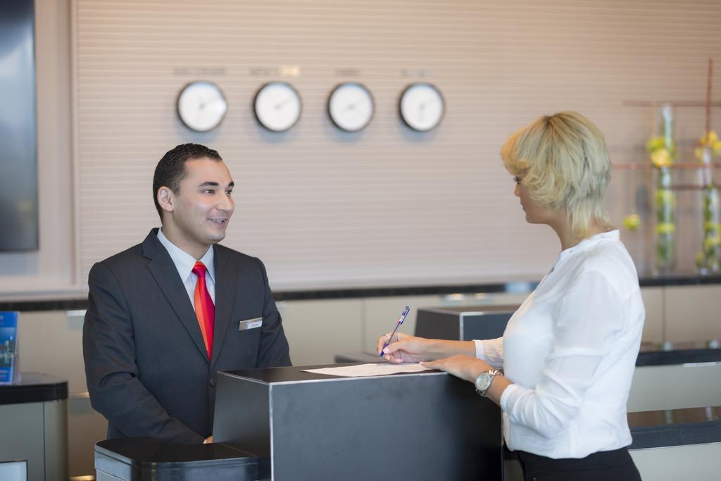 Novotel Abu Dhabi Al Bustan Exterior foto Receptionist