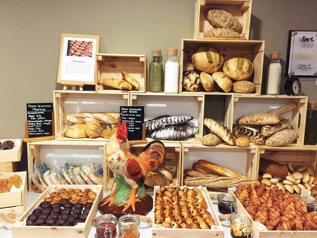Novotel Abu Dhabi Al Bustan Exterior foto Bread and pastry at a buffet