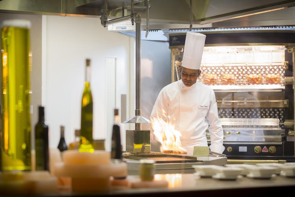 Novotel Abu Dhabi Al Bustan Exterior foto Chef cooking in a hotel kitchen